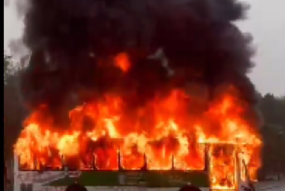 Presuntas estudiantes normalistas incendian unidad en Puebla