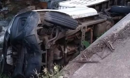 Volcadura de camioneta en la carretera a Mahuixtlan