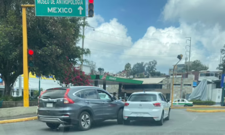 Accidente de tránsito en la avenida Orizaba, a la altura del semáforo de la Av. Xalapa