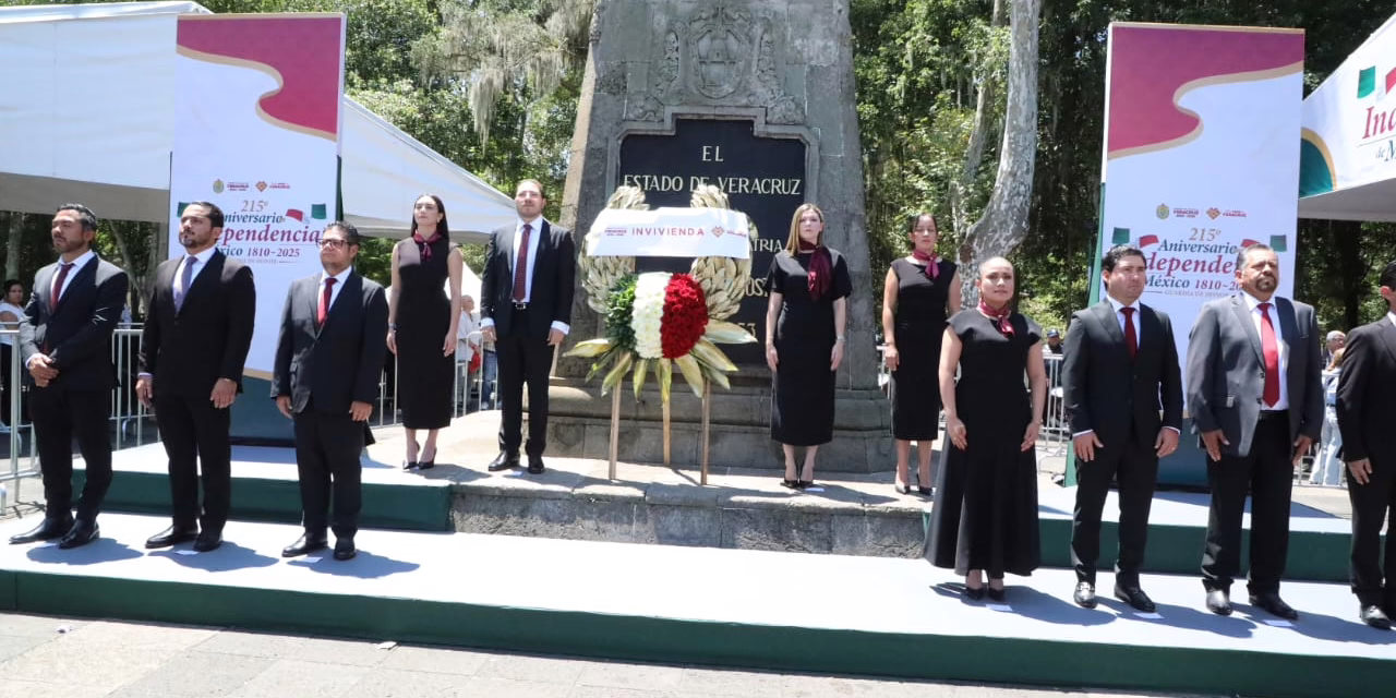 Guardia de honor del titular del INVIVIENDA, José Manuel Pozos Guardia. 