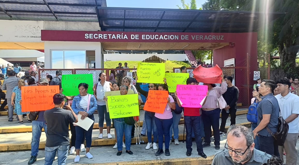 Padres de familia del COBAEV 62 se manifiestan en la SEV