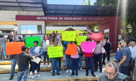 Padres de familia del COBAEV 62 se manifiestan en la SEV