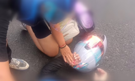 Mujer motociclista lesionada en la avenida Lázaro Cárdenas, Xalapa