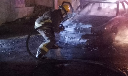 Video:¡Se incendia taxi en la colonia Sumidero!, Bomeros atendieron la emergencia