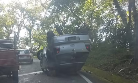 Volcadura de vehículo en la carretera Teocelo – San Marcos