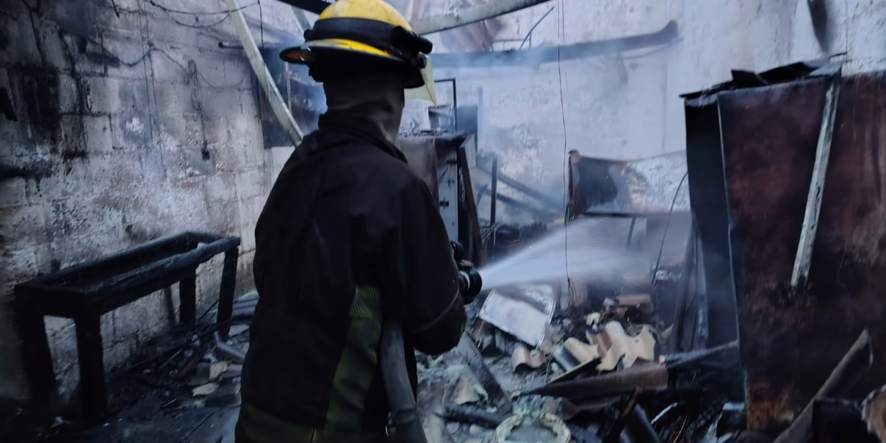 Un incendio moviliza a los servicios de emergencia en la colonia Carolino Anaya