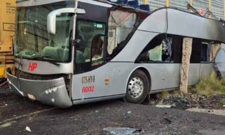 Tren arrolla autobús de pasajeros en Atlacomulco, varias personas perdieron la vida