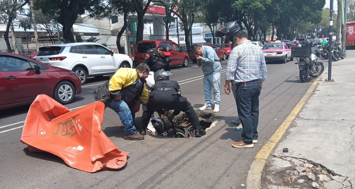 Enorme socavón en el pavimento ‘se traga’ a un joven motociclista