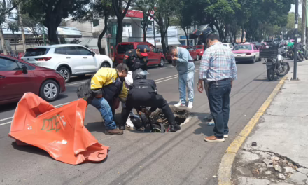 Enorme socavón en el pavimento ‘se traga’ a un joven motociclista