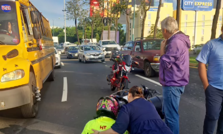 Accidente a la altura de Plaza Américas, dos vehículos y una motocicleta