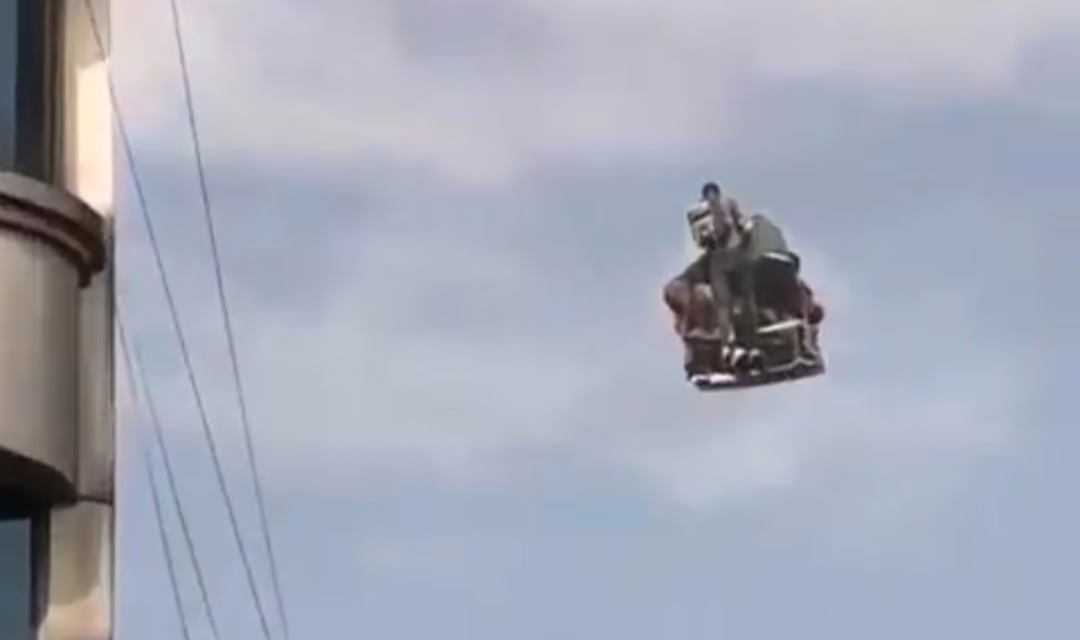 Video: En Nepal políticos comunistas y jefes policiales escaparon en helicóptero bajo lluvia de piedras