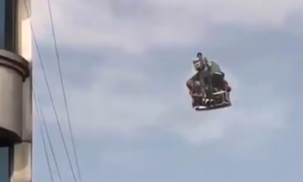 Video: En Nepal políticos comunistas y jefes policiales escaparon en helicóptero bajo lluvia de piedras