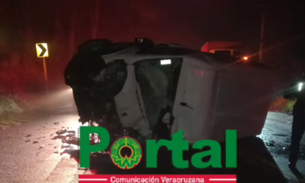Accidente de tráiler y camioneta en la Xalapa-Perote, un fallecido