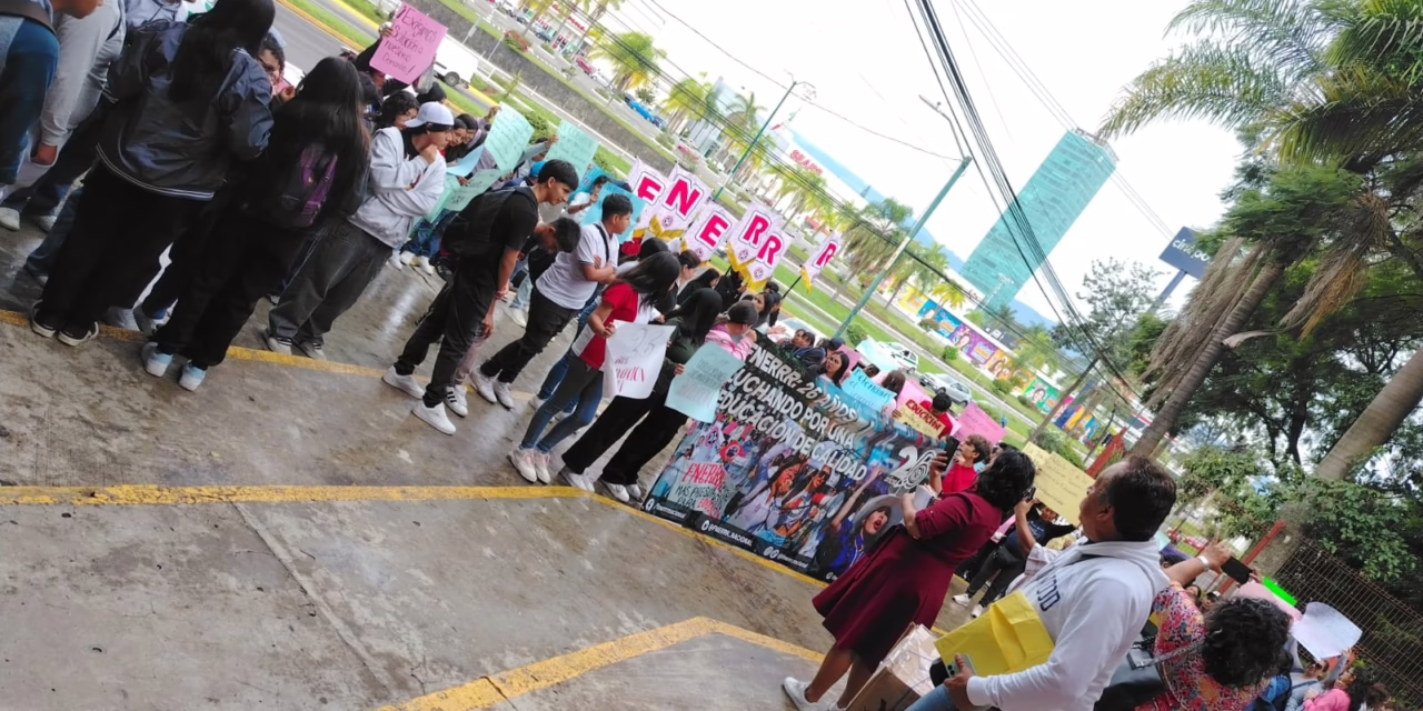 Integrantes de la FNERRR se manifiestan en la SEV