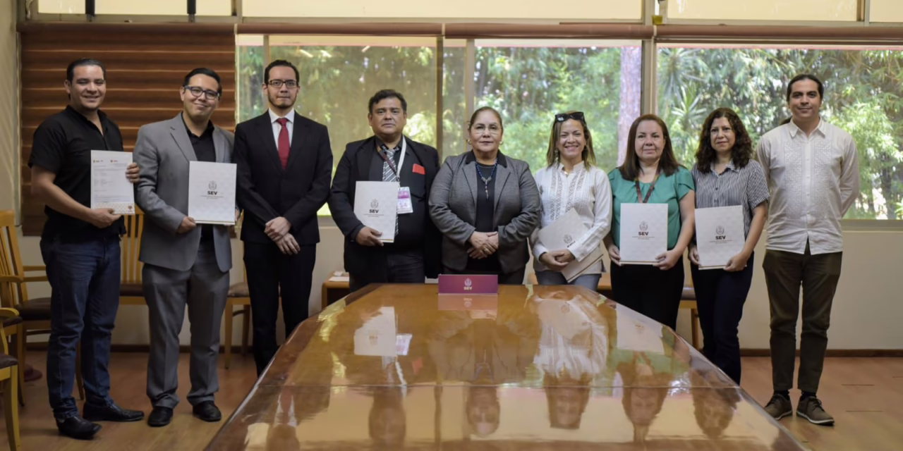 Reconoce SEV labor de docentes del ISMEV; entrega 12 órdenes de presentación