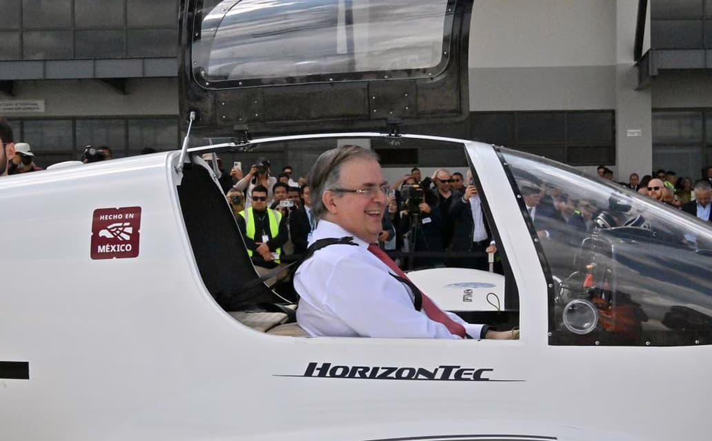 Marcelo Ebrard encabezó la entrega del certificado al Volando el Halcón 2.1, la primera aeronave nacional