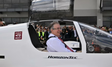 Marcelo Ebrard encabezó la entrega del certificado al Volando el Halcón 2.1, la primera aeronave nacional