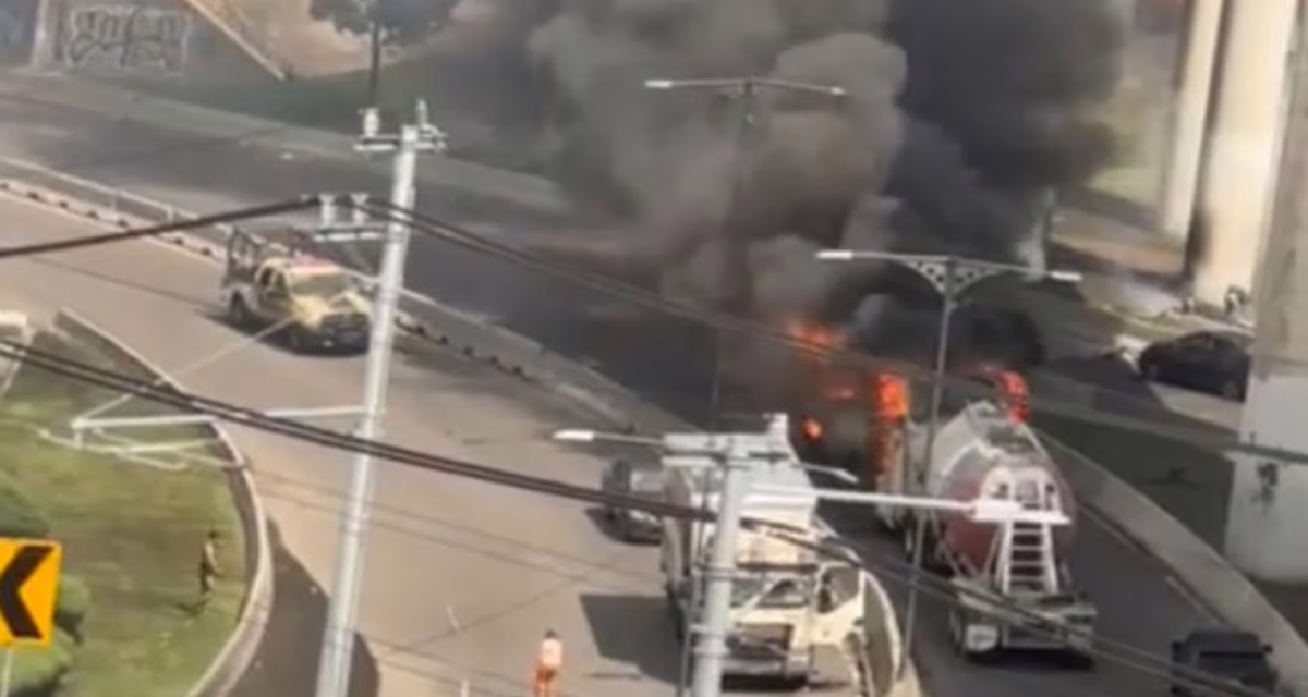 Incendio en Puente de la Concordia: pipa y vehículos envueltos en llamas en Iztapalapa