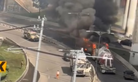 Incendio en Puente de la Concordia: pipa y vehículos envueltos en llamas en Iztapalapa