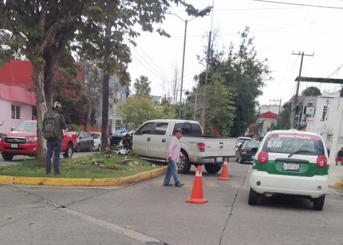 Accidente de tránsito en la avenida Araucarias, Xalapa