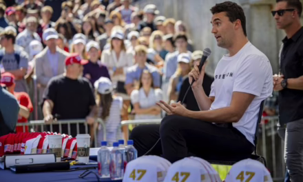 Charlie Kirk, activista conservador y aliado de Trump, fallece tras ser tiroteado en un evento universitario