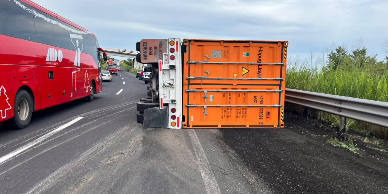 Volcadura de tráiler en la carretera Xalapa-Veracruz, a la altura de Tamarindo