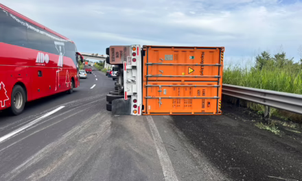 Volcadura de tráiler en la carretera Xalapa-Veracruz, a la altura de Tamarindo
