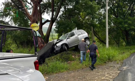 Se accidenta vehículo en la carretera Martínez de la Torre – Misantla.