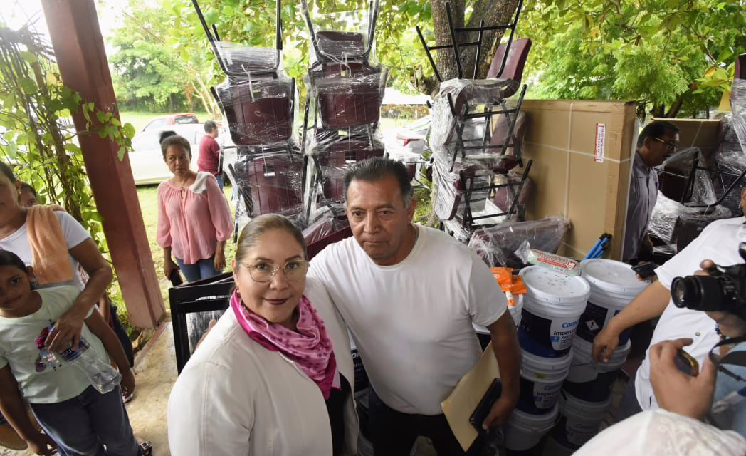 SEV entrega mobiliario y equipo escolar en Tlalixcoyan e Ignacio de la Llave