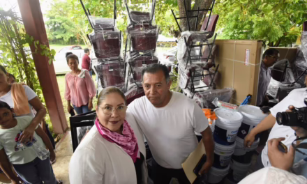 SEV entrega mobiliario y equipo escolar en Tlalixcoyan e Ignacio de la Llave