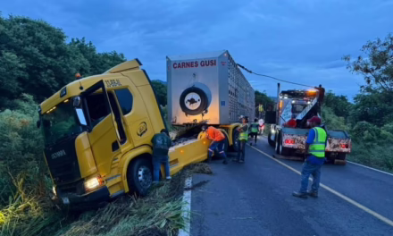 Tractocamión sale de la carretera Cardel – Poza Rica