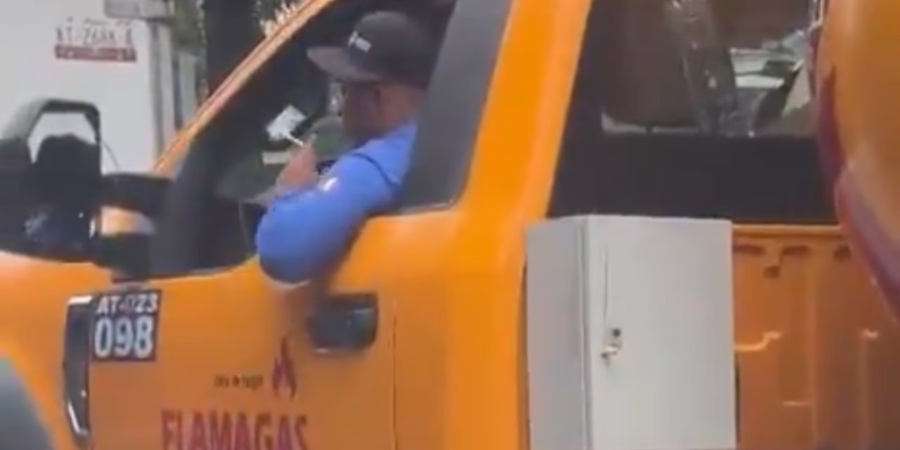 Video:Negligencia al volante, conductor de pipa fumando 