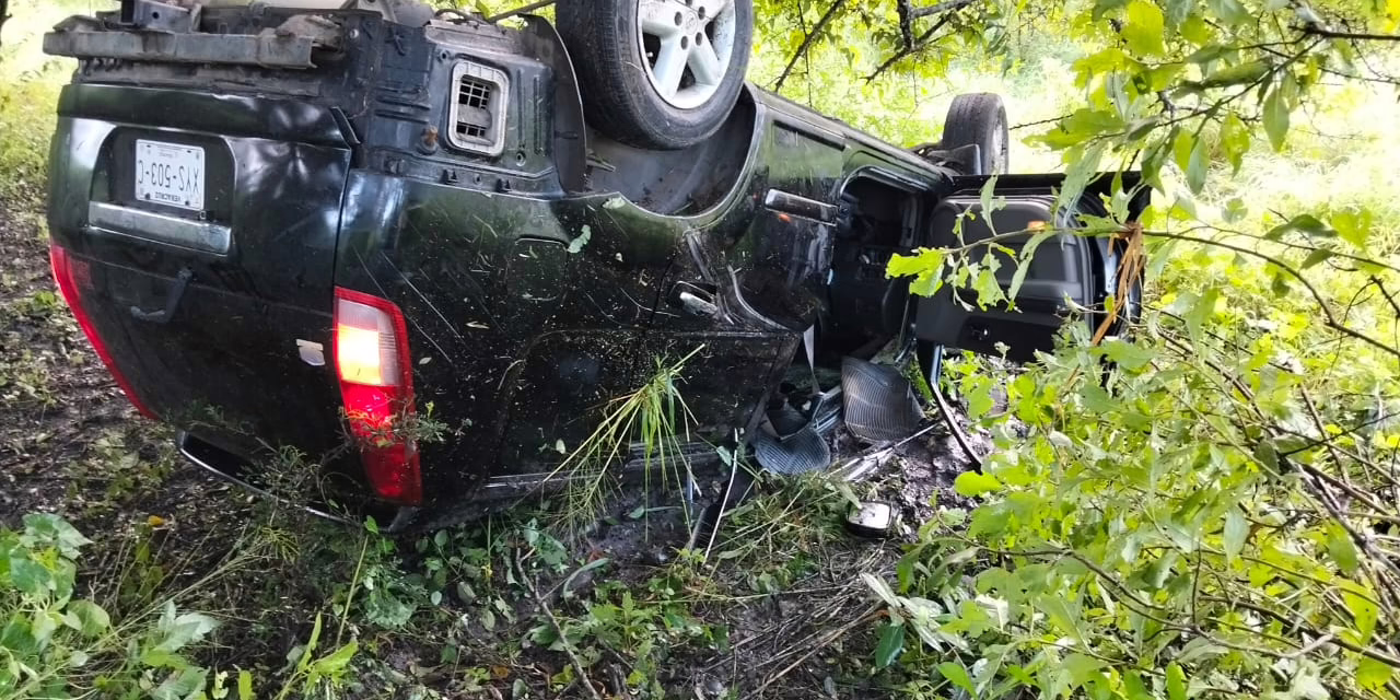 Se sale camioneta del camino, en  la carretera en la Cardel -Palma Sola