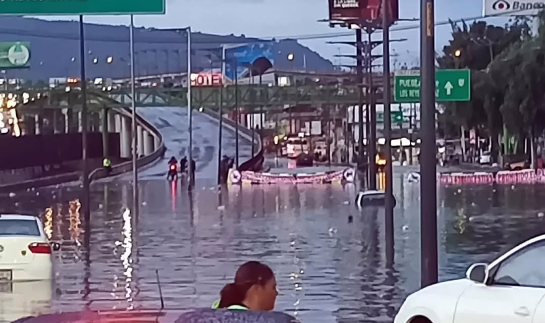 Inundación por lluvias de domingo en la Calzada Zaragoza