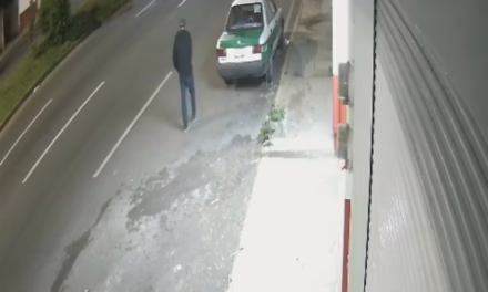 Video: Así es como un sujeto intentó robar un taxi en Xalapa