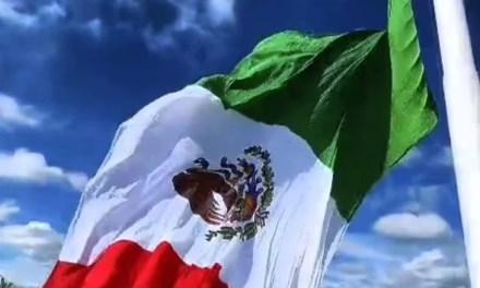 Se rompe bandera en pleno izamiento por la Independencia