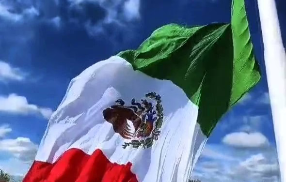 Se rompe bandera en pleno izamiento por la Independencia