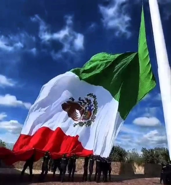 Se rompe bandera en pleno izamiento por la Independencia