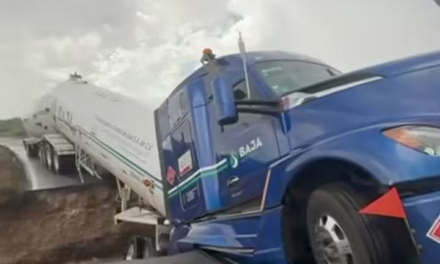 Video:Pipa quedó suspendida tras el siniestro y se informa de una posible fuga de gas, en Baja California