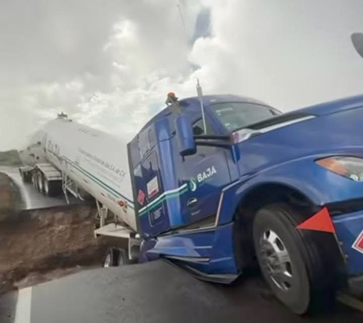 Video:Pipa quedó suspendida tras el siniestro y se informa de una posible fuga de gas, en Baja California