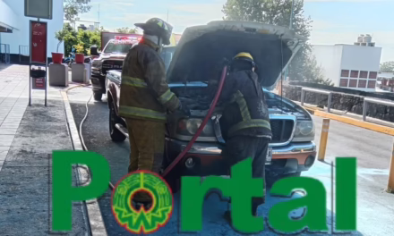 Se prende camioneta en el interior de Caxa