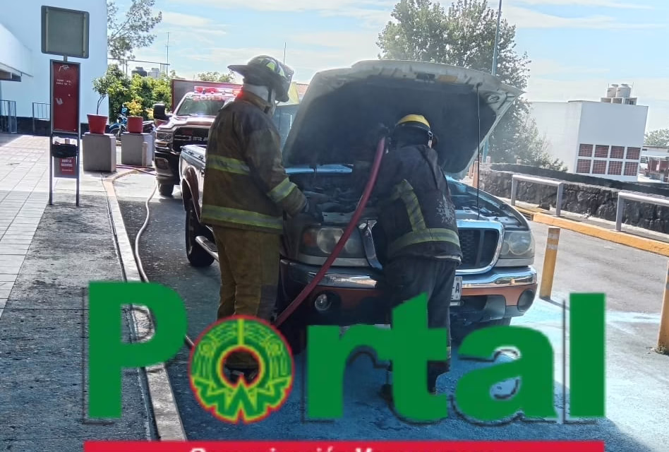 Se prende camioneta en el interior de Caxa