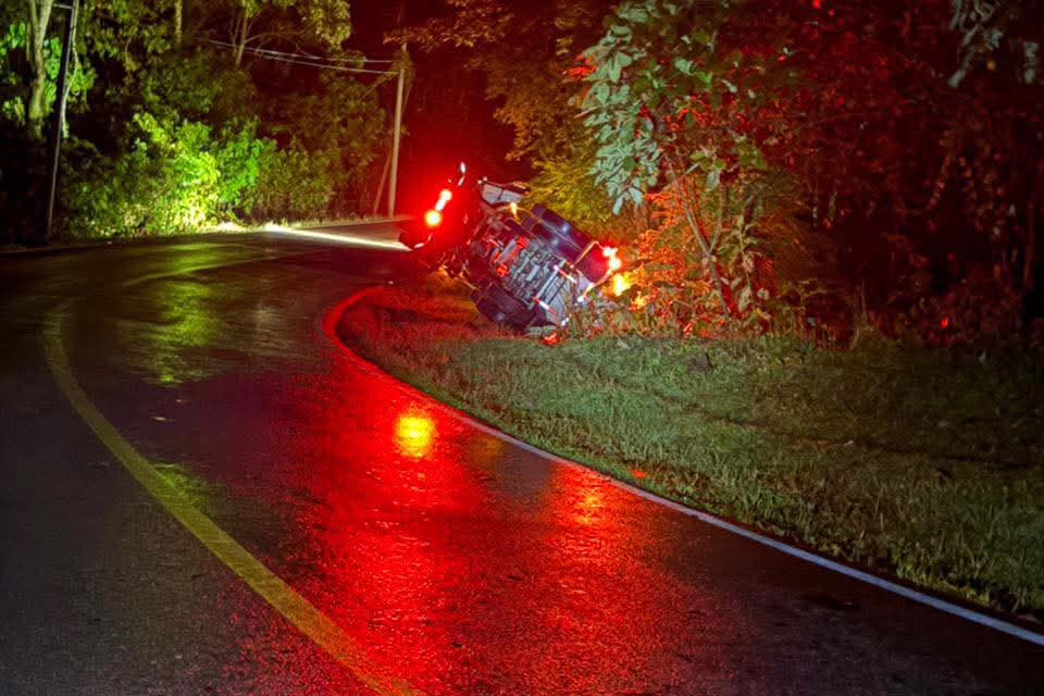 Volcadura de pipa cargada con gas en la carretera Teziutlán–Nautla