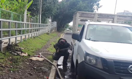 Camioneta comenzaba a incendiarse a la altura de Plaza Américas 