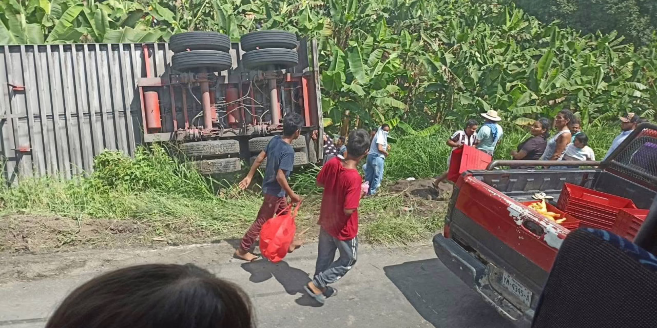 Vuelca tráiler cargado de pollos en la carretera Santa Cruz -Cosamaloapan