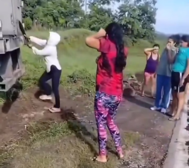 El tráiler solamente se poncho! Lo abren para robar mercancía en Chiapas