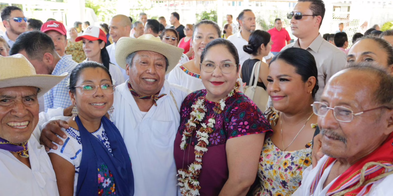 SEV equipa 12 escuelas en Papantla y entrega 250 lentes a estudiantes