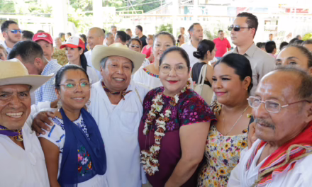 SEV equipa 12 escuelas en Papantla y entrega 250 lentes a estudiantes