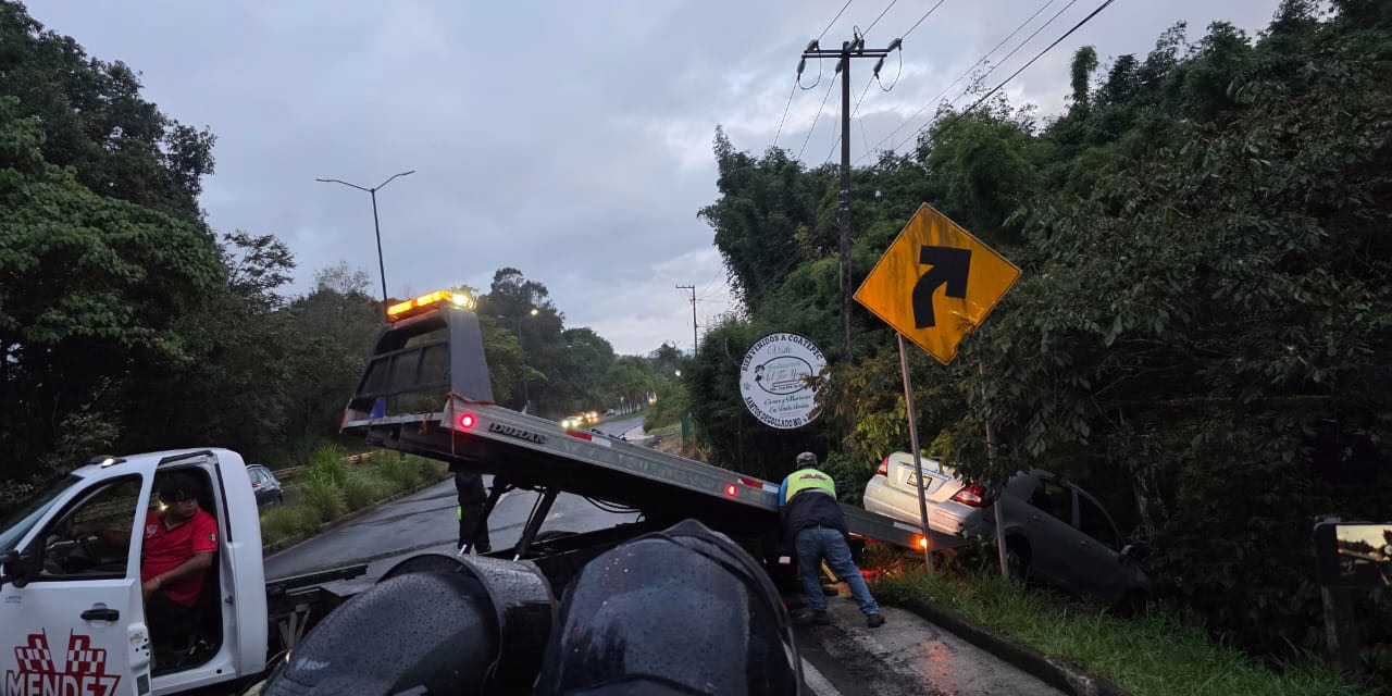 Vehículo se sale de la carretera en la Xalapa -Coatepec