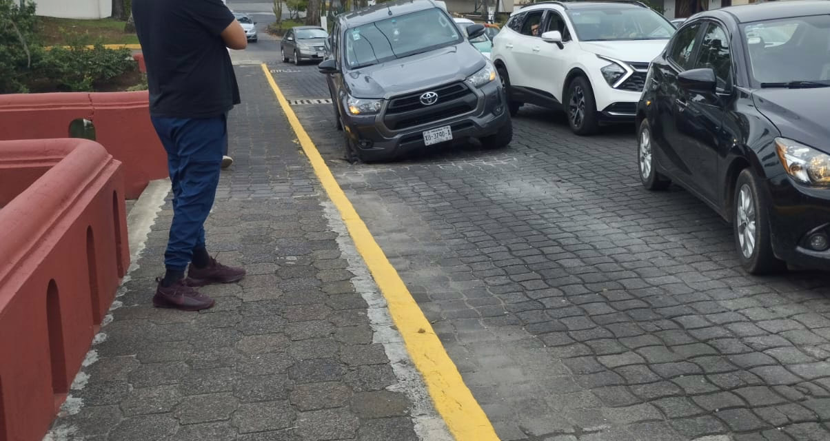 Una camioneta cae en un socavón a la altura del Lago del fraccionamiento Las Ánimas